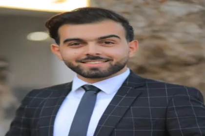 المهندس الفلسطيني نضال محمد حنونة من غزة يبتسم بإيمان بأن إعادة إعمار غزة بالأمل ممكنة رغم الخراب