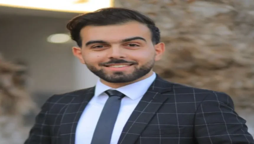 المهندس الفلسطيني نضال محمد حنونة من غزة يبتسم بإيمان بأن إعادة إعمار غزة بالأمل ممكنة رغم الخراب