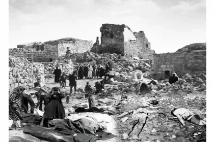 مجزرة قرية قبية 1953 صورة تاريخية لجثامين الشهداء على الأرض ومنازل مدمرة ونساء فلسطينيات يبكين