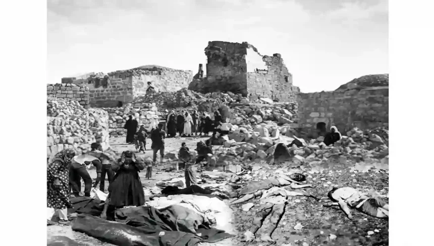 مجزرة قرية قبية 1953 صورة تاريخية لجثامين الشهداء على الأرض ومنازل مدمرة ونساء فلسطينيات يبكين