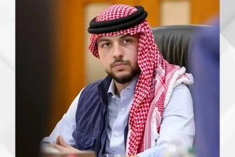 رصاص الإرهاب لن ينال من الكرك، ولي العهد الأمير الحسين بالشماغ الأحمر يؤكد وحدة الأردنيين ضد الإرهاب